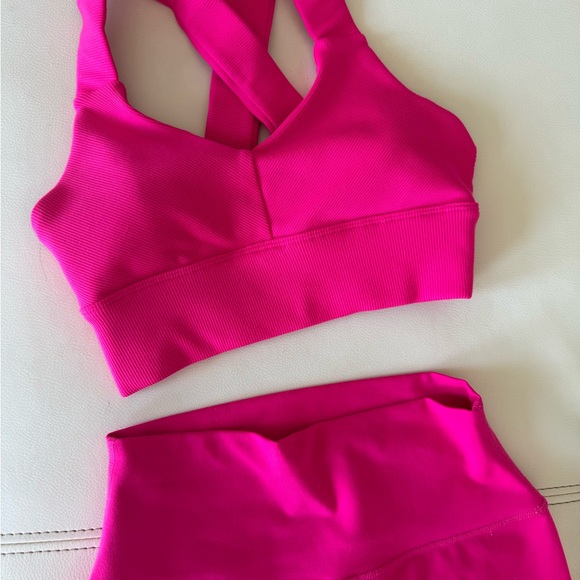 ALO Yoga Hot Pink Activewear Bra and Leggings - Picture 4 of 10
